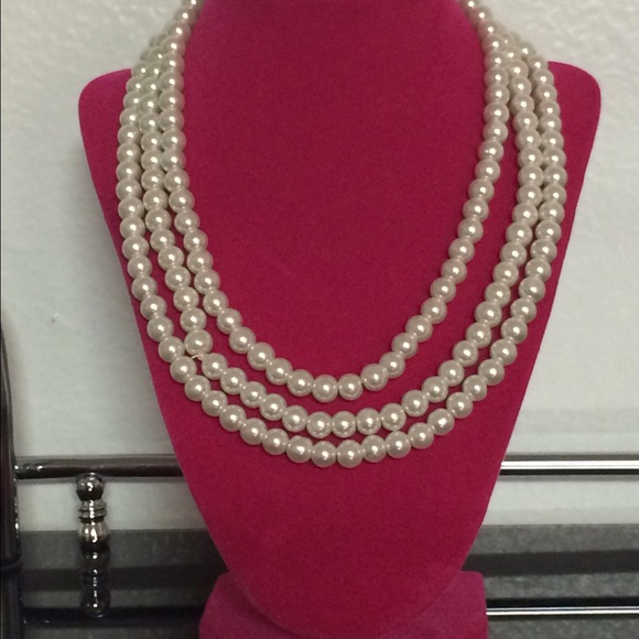 A pearl flapper like necklace