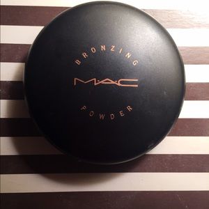 MAC Bronzing Powder in the color Bronze