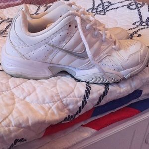 Women's Nike tennis shoe