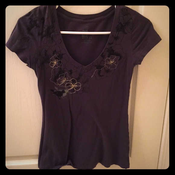 V-neck shirt. - Picture 1 of 1