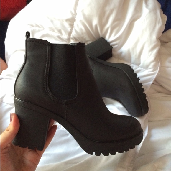 black chunky chelsea boots