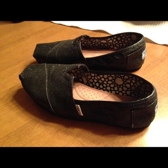 Black glitter TOMS. 8.5W. Excellent condition.