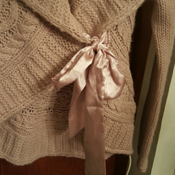 Chunky feminine sweater euc - Picture 3 of 4