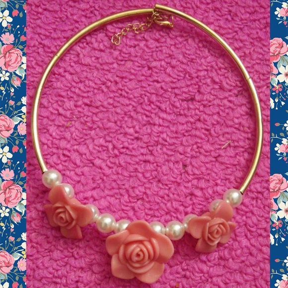 **Rose Colored Pearl Choker Necklace ** 💗