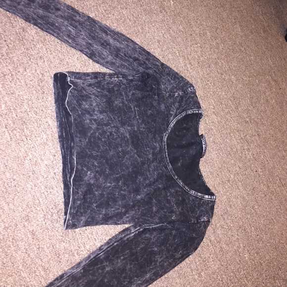 LONG SLEEVE ACID WASH CROP TOP