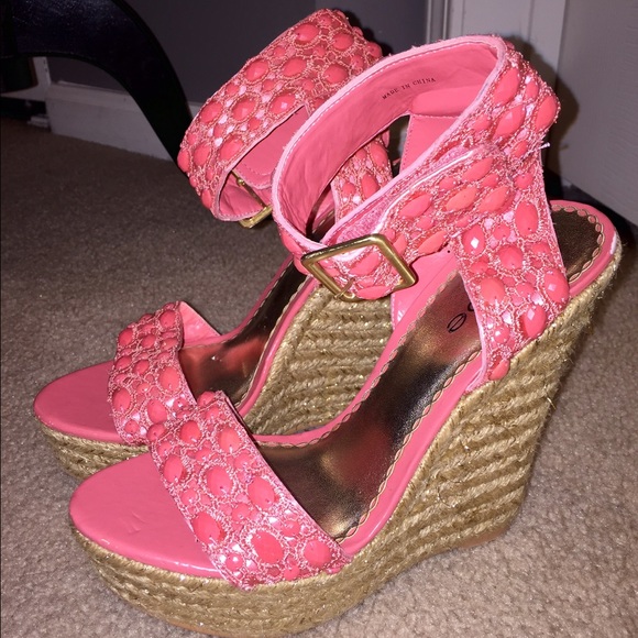 Bebe coral wedges. - Picture 2 of 3