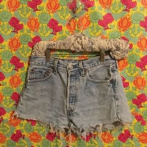 Levi distressed high waisted shorts🌼