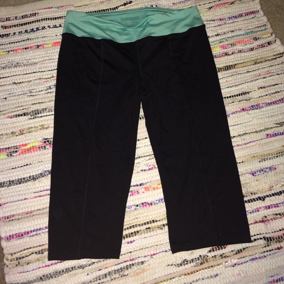 Black cropped leggings