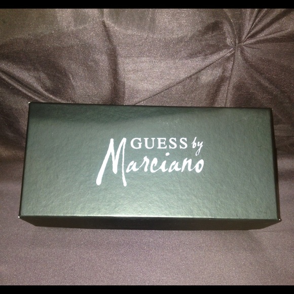 GUESS by Marciano