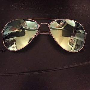 Blue green aviators 😎