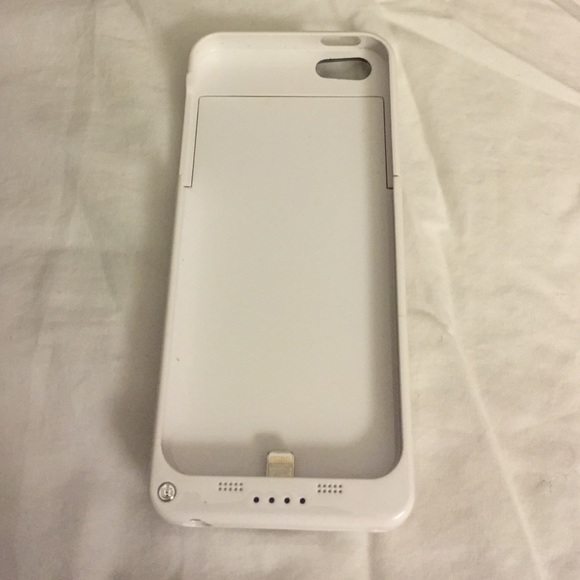 White iPhone 5/5s charging case