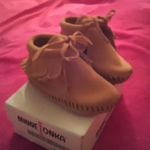Infant fringe boots