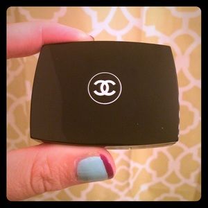 CHANEL OMBRE ESSENTIELLE
Soft Touch Eyeshadow