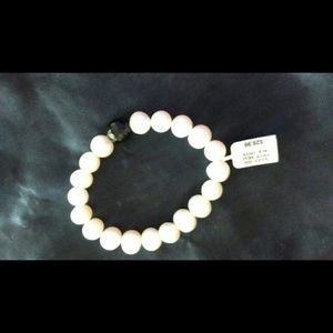 Women's pearl bracelet