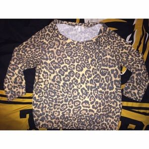 Cheetah print quarter-sleeve sweater.💕