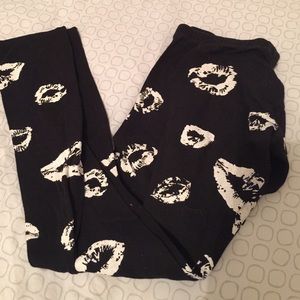 Black leggings with lips