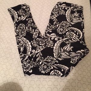Black and white design leggings