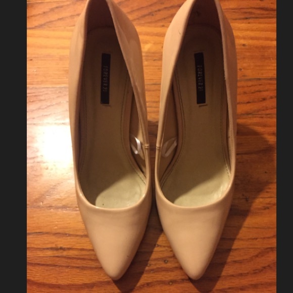 Nude pumps
