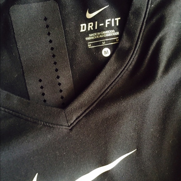 ⭕️SOLD⭕️Nike sport shirt size M - Picture 2 of 4