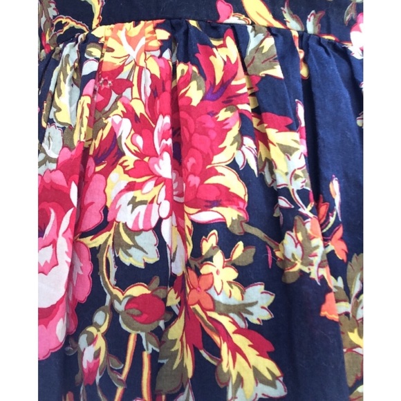 Black floral tunic. - Picture 2 of 3