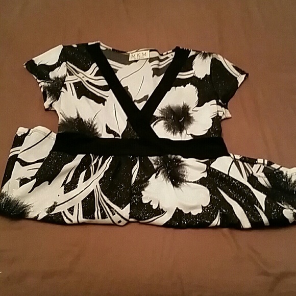 MKM very sparkly v nec black and white top, size M