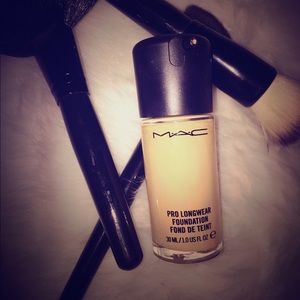 MAC Pro Longwear Foundation (NC20)