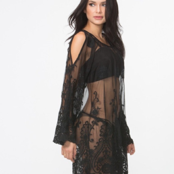 💋 The Tres Beau Lace Coverup in Black - Picture 2 of 4