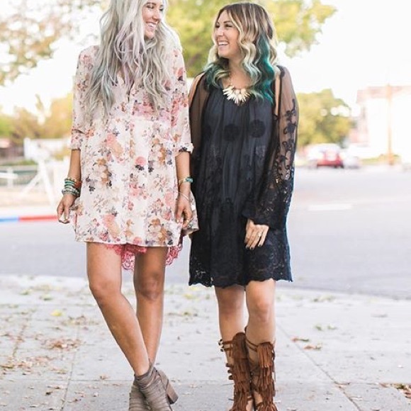 💋 The Tres Beau Lace Coverup in Black - Picture 4 of 4