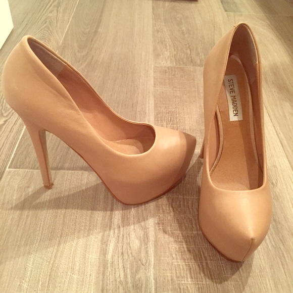 Steven Madden platform heel in blush color