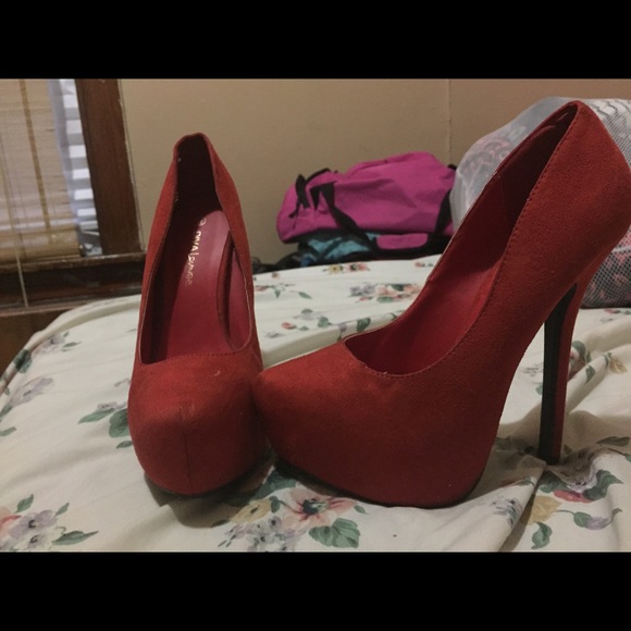 Red heels! - Picture 2 of 3