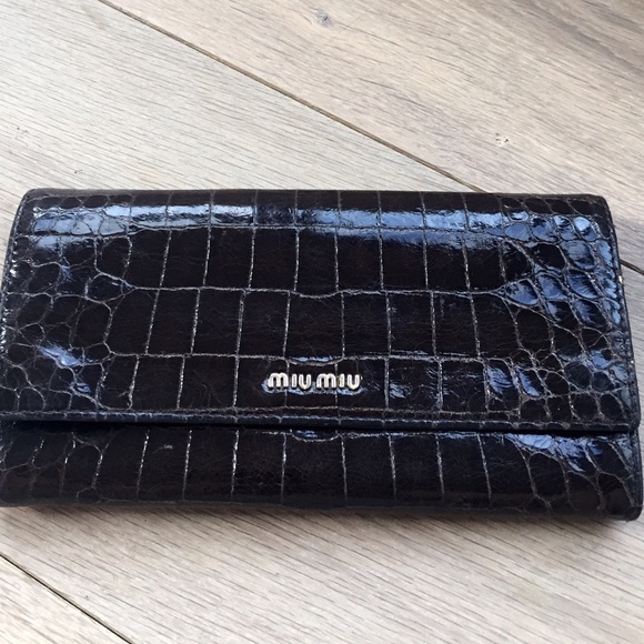 Miu Miu leather zip wallet (brown)