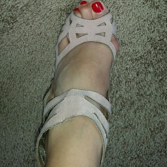 Tan strappy heels - Picture 2 of 3