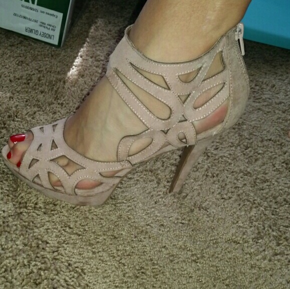 Tan strappy heels - Picture 3 of 3