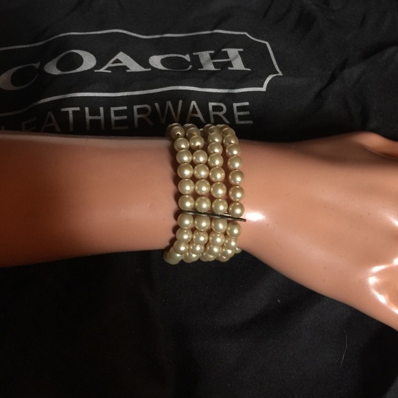 Vintage 4strand pearl bracelet on stretchable wire