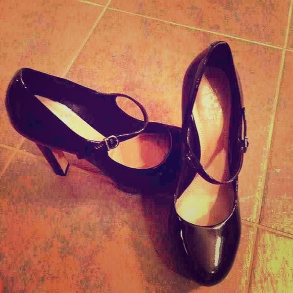 Vincent Camuto Classic Mary Jane pump platform