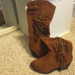 Brown boots with fringe
