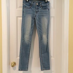 American Eagle size 4 light wash skinny jeans.