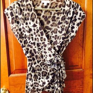 V-Neck leopard top!. Size S