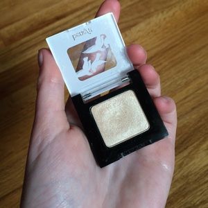 Benefit velvet eyeshadow - bikini line
