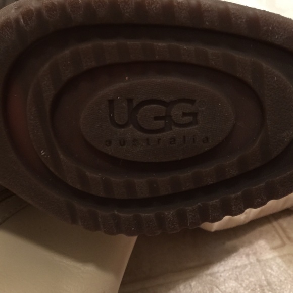 New UGG white boots shoes size 6 - Picture 4 of 4