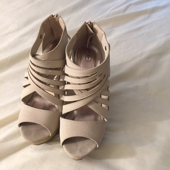 Tan heels - Picture 2 of 4