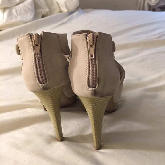 Tan heels - Picture 3 of 4