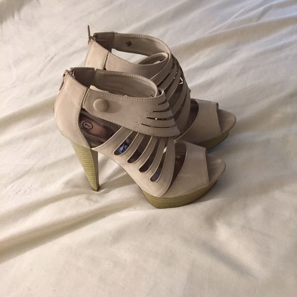 Tan heels - Picture 4 of 4