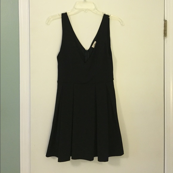 Black v-neck Tobi dress