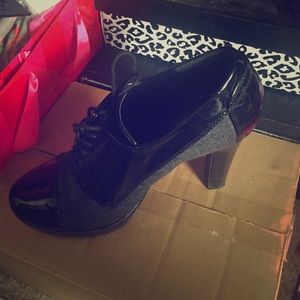 Black and Grey Lace-up Oxford Pump
