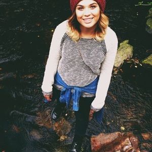 Black & white knitted pull over cardigan.