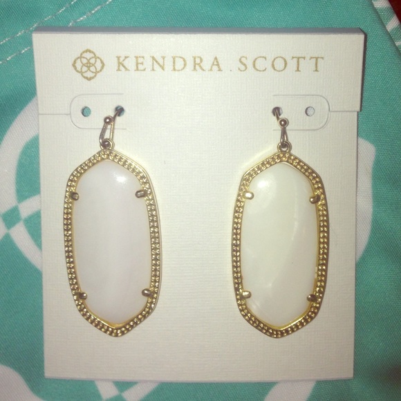 Elle Gold Earrings in White Pearl