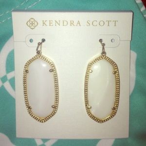 Elle Gold Earrings in White Pearl