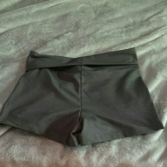 Gray yoga shorts - Picture 2 of 3