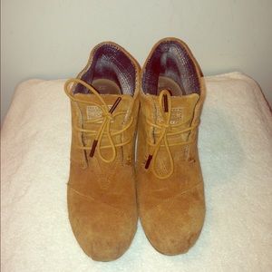 Toms desert wedge in camel. Suede lace up bootie.